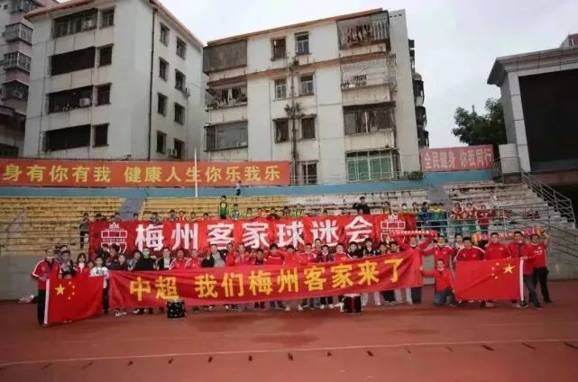 那人急忙问道：唐管家，万龙殿让我们回来到底是什么意思啊？唐四海面无表情的说道：这个我不知道，万殿主的意思就是让你们先跪着，具体要做什么，等他来了你们就知道了。